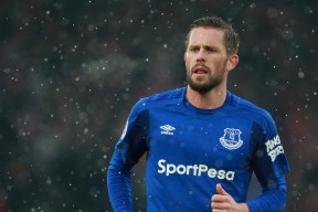 “美食接力赛” 队员在不同打卡点品尝当地小吃后继续奔跑