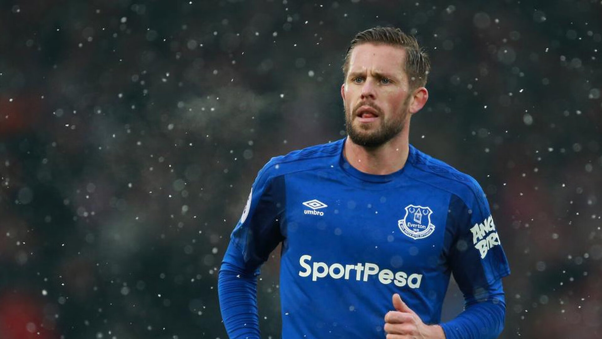 “美食接力赛” 队员在不同打卡点品尝当地小吃后继续奔跑